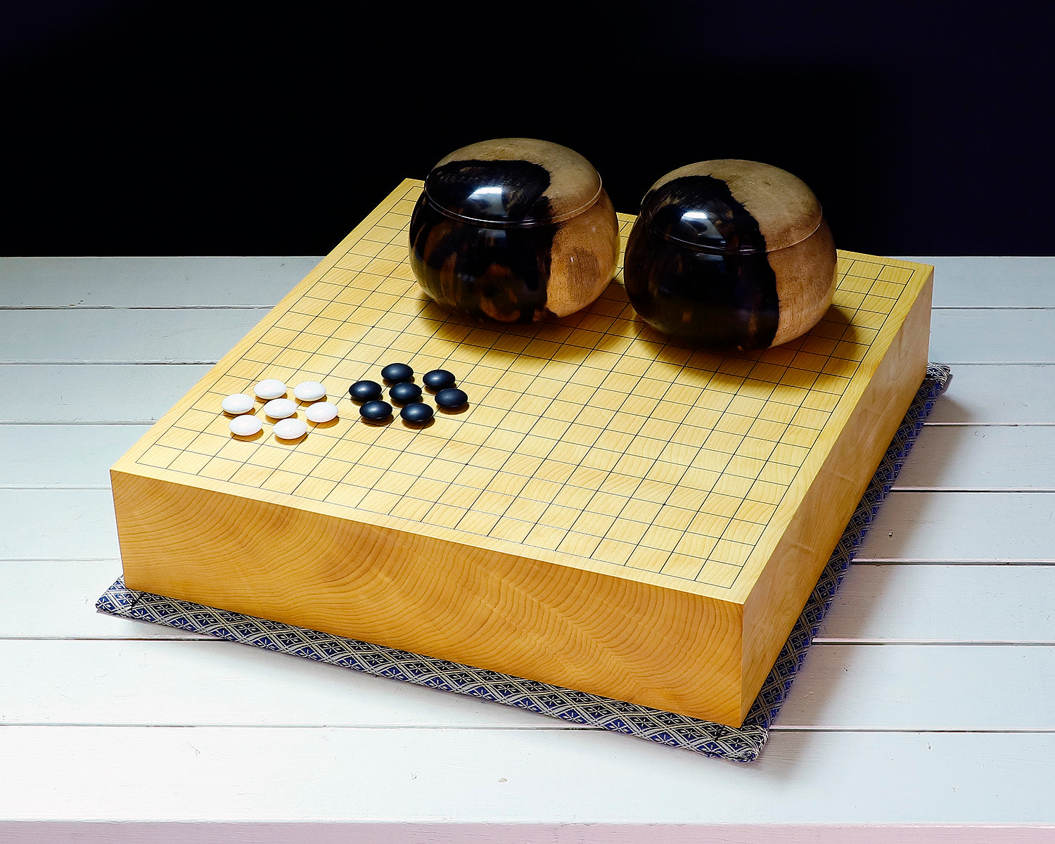 高級囲碁セット 楽天市場】高級囲碁盤セット 新榧（しんかや）3寸足付一枚板碁盤と蛤