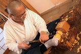 Board craftsman Mr. Torayoshi YOSHIDA made Hyuga Kaya Kiura 5.6-Sun (about 170 mm thick) Shogi Board with legs No.84008F