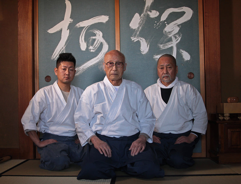 Board craftsman Mr. Torayoshi YOSHIDA made Hyuga Kaya Kiura 5.6-Sun (about 170 mm thick) Shogi Board with legs No.84008F