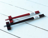 Traditional craft "Tsugaru-nuri / Nanako-nuri" finish "[Meoto-bashi] Chopstick and chopstick rest set for married couple Black/Akane(madder red) color"