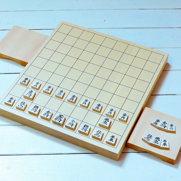 白椿（樺）上彫将棋駒+新榧卓上将棋盤+駒台 将棋3点セット 412-SS-02