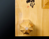 NBC-608-01 盤師 吉田寅義製作 日向榧脚付碁盤 天柾 5.0寸 No.74031F ＊タイトル戦使用盤 色紙、盤由来書付属