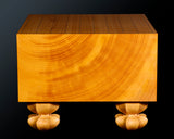 Board craftsman Mr. Torayoshi YOSHIDA made Hyuga Kaya Kiura 5.6-Sun (about 170 mm thick) Shogi Board with legs No.84008F