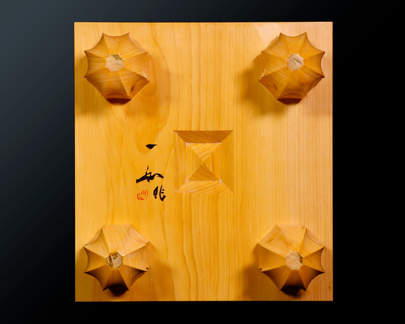 Board craftsman Mr. Torayoshi YOSHIDA made Hyuga Kaya Kiura 5.6-Sun (about 170 mm thick) Shogi Board with legs No.84008F