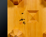 Board craftsman Mr. Torayoshi YOSHIDA made Hyuga Kaya Kiura 5.6-Sun (about 170 mm thick) Shogi Board with legs No.84008F