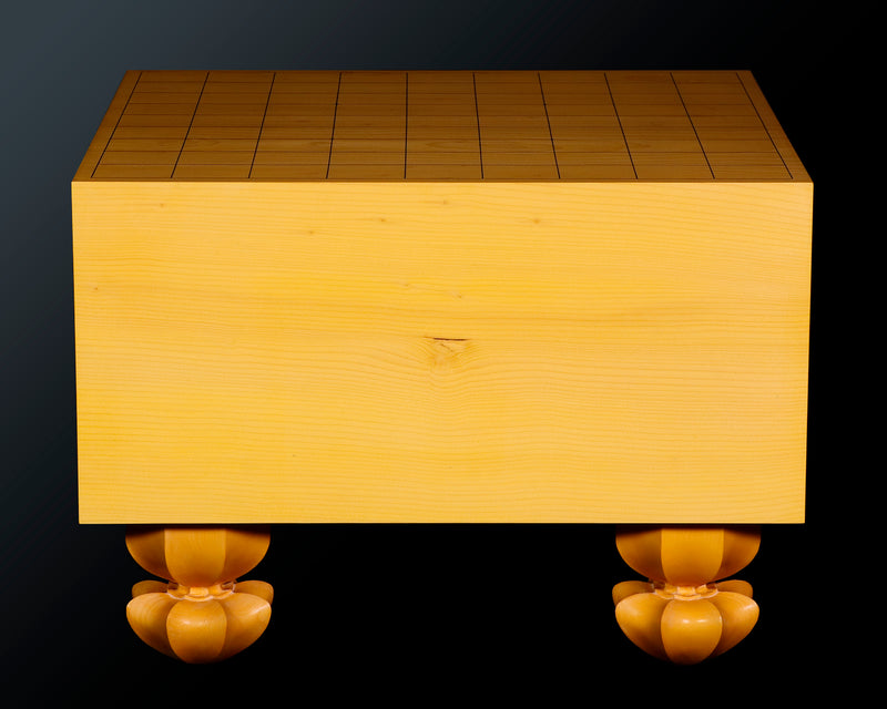 Board craftsman Mr. Torayoshi YOSHIDA made Japan grown Kaya Kiura 5.8-Sun (about 177 mm thick) Shogi Board with legs No.84009F