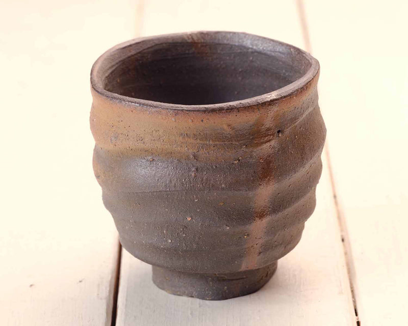 『2025 Christmas SALE』511-CSP-07 【Christmas gift set featuring a Bizen ware Nami Yu-nomi / Pottery Japanese Tea cup and a Yatsuyanagi All-bark Tea Caddy Small-type + Chami [Tea spoon] (plain bark)】