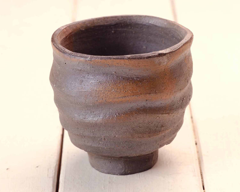 『2025 Christmas SALE』511-CSP-07 【Christmas gift set featuring a Bizen ware Nami Yu-nomi / Pottery Japanese Tea cup and a Yatsuyanagi All-bark Tea Caddy Small-type + Chami [Tea spoon] (plain bark)】