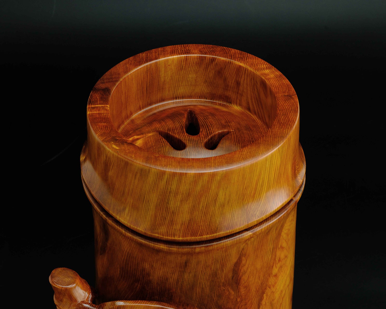 JAC-YBK-504-04 川下幸徳氏製作 屋久杉 油瘤 竹彫 香炉 – kurokigoishiten