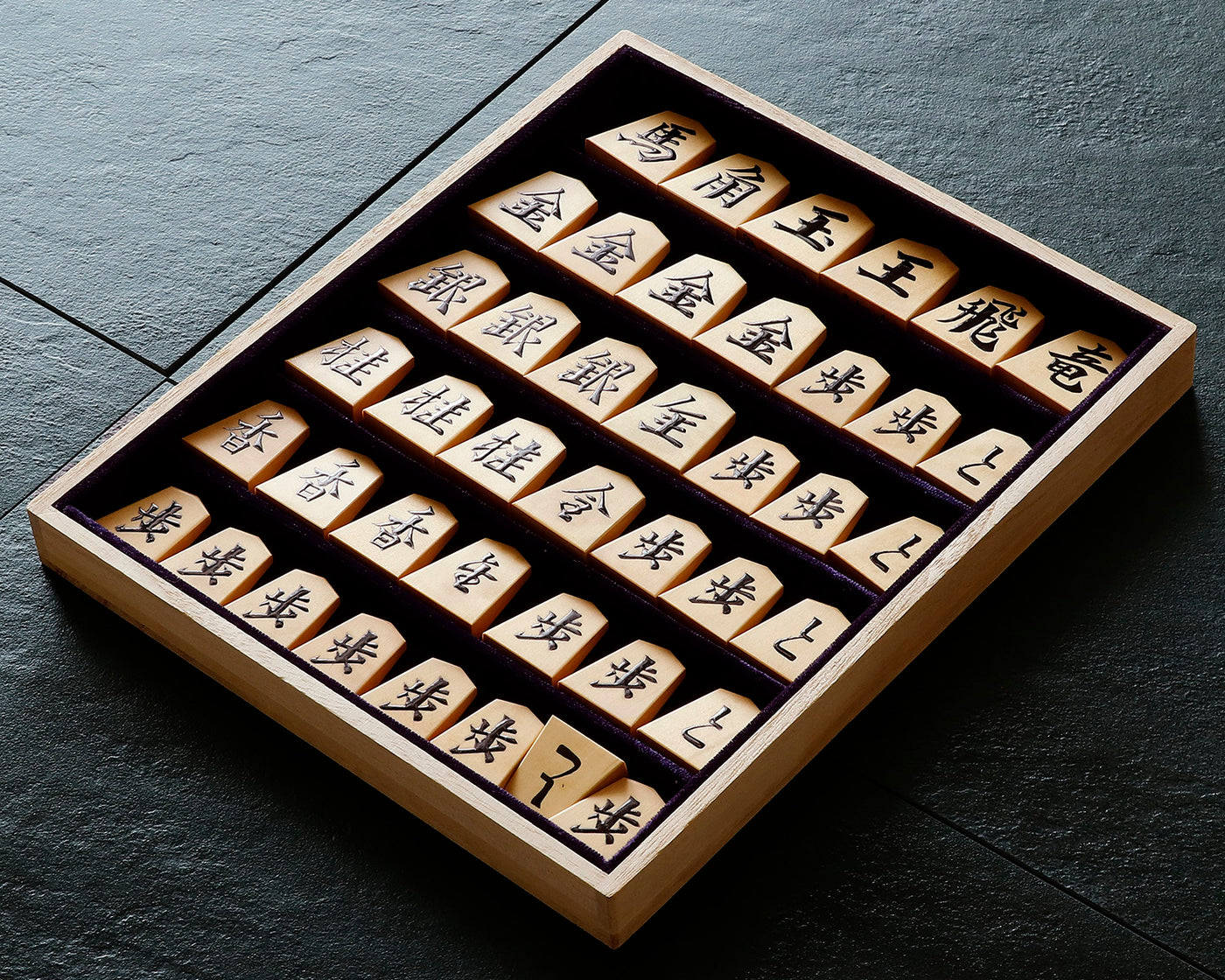駒師 宗月（そうげつ）作 御蔵島本黄楊 赤柾 一字彫 盛揚げ(上げ)将棋