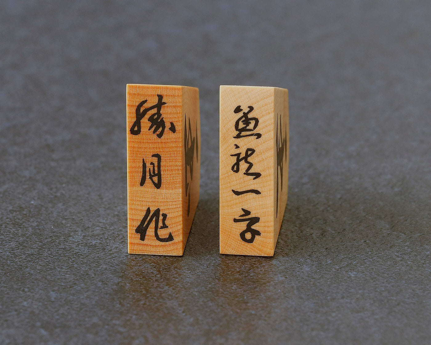 駒師 勝月（しょうげつ）作 御蔵島本黄楊 柾目杢入り 彫埋駒 魚龍一字