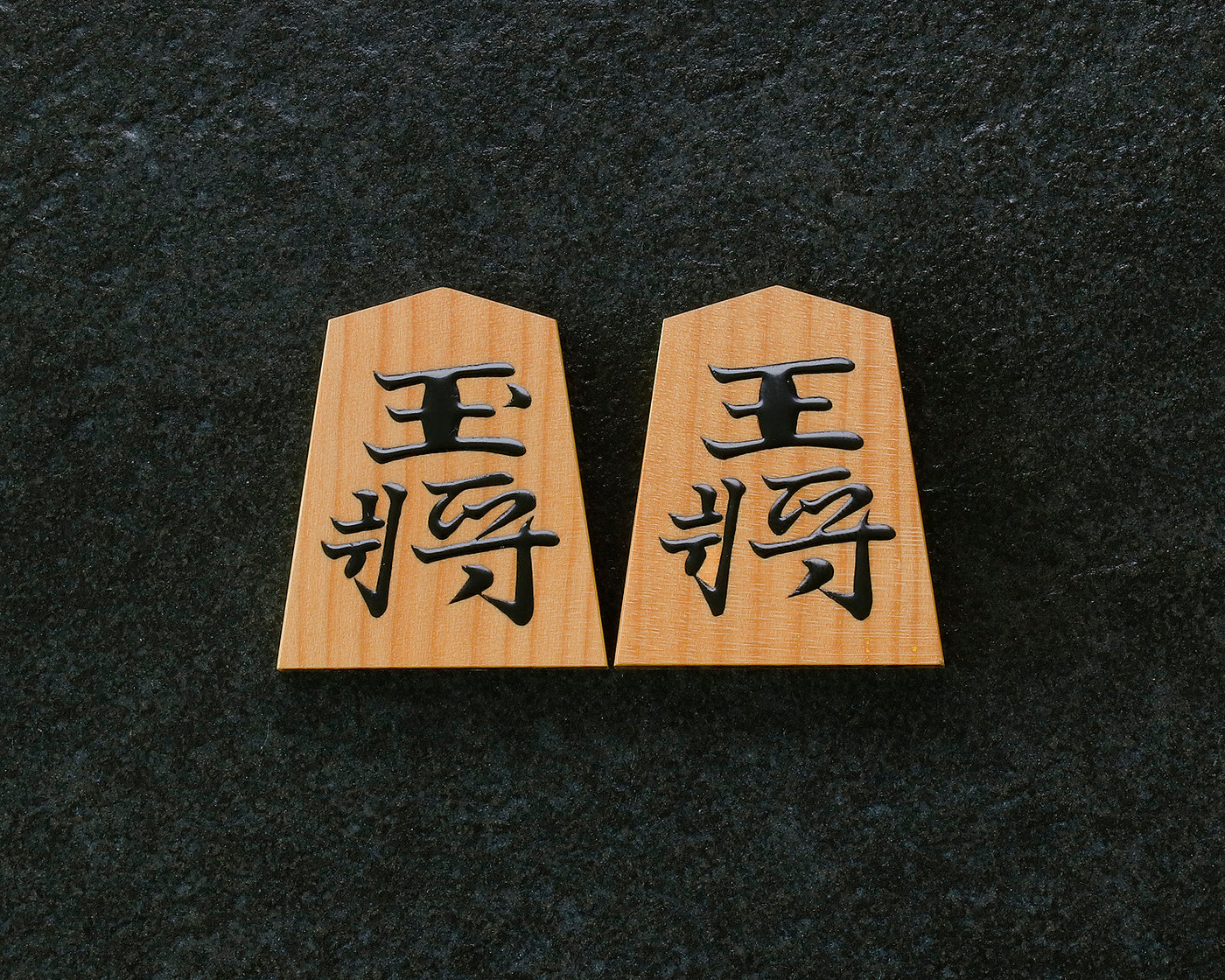 将棋駒　淡月作　本榧　柾目　盛上駒　雅峰書 将棋駒 淡月作 本榧 柾目 盛上駒 雅峰書 [KMR-KY-N9963-001