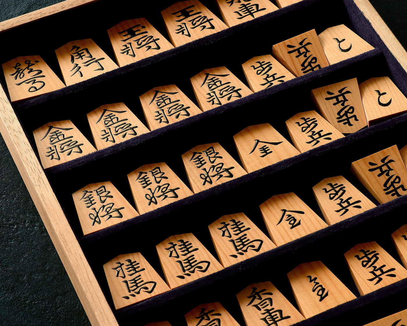 ★高級将棋駒　北水作　我堂書　彫駒　赤柾 楽天市場】高級将棋駒 本黄楊 御蔵島産 盛上 菱湖（赤柾） 晴月作 平