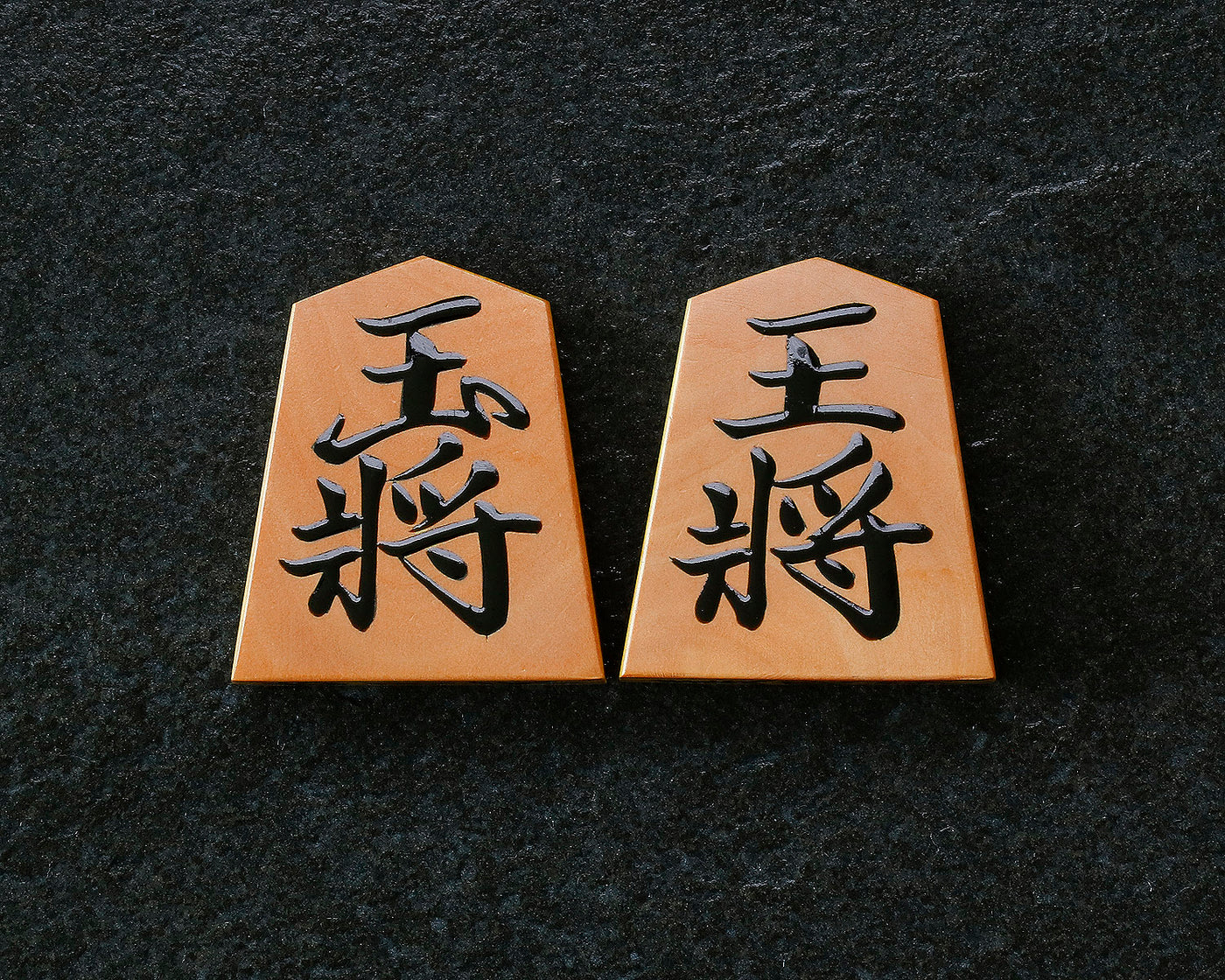 希少　駒師 香月 巻菱湖書 光匠作　盛上　将棋駒　将棋　天童　桐箱付き 駒師 香月作 御蔵島本黄楊 菱湖書 盛揚げ将棋駒 SHK-YM503-03