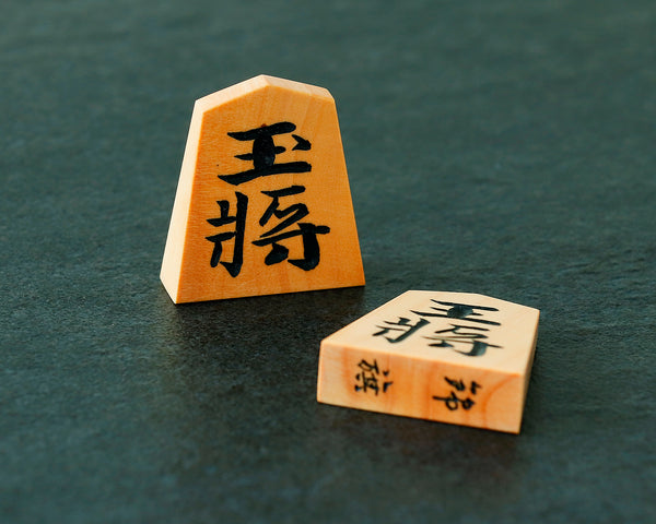 November 17th, "Shogi Day" Special Shogi pieces craftsman "Kou-getsu 幸月" made Satsuma-hon-tsuge (Satsuma boxwood) Kinki-syo (Kinki script) Engraved Shogi pieces 411-KM-08