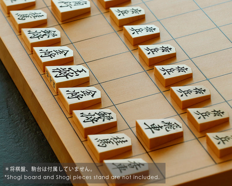 November 17th, "Shogi Day" Special Shogi pieces craftsman "Kizan 紀山" made Mikurajima-hon-tsuge (Mikura Island grown boxwood) Makiryoko-sho (Makiryoko script) Engraved Shogi pieces 411-KM-06