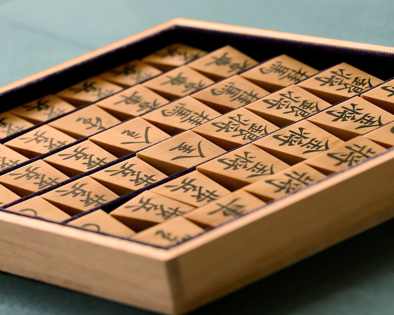 November 17th, "Shogi Day" Special Shogi pieces craftsman "Sho-getsu 勝月" made Mikurajima-hon-tsuge (Mikura Island grown boxwood) Ryoko-sho (Ryoko script) Engraved and Filled-in Shogi pieces 411-KM-04