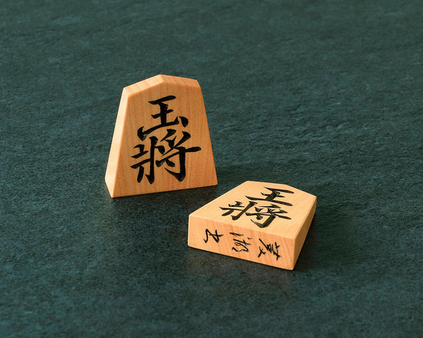 November 17th, "Shogi Day" Special Shogi pieces craftsman "Yuko 雄光" made Mikurajima-hon-tsuge (Mikura Island grown boxwood) Ryoko-sho (Ryoko script) Engraved Shogi pieces 411-KM-05