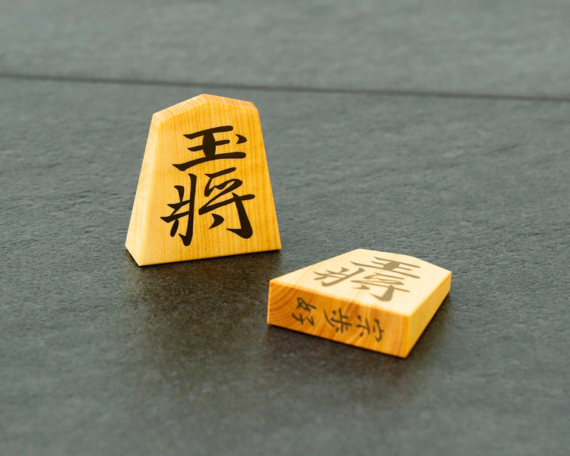 November 17th, "Shogi Day" Special Shogi pieces craftsman "Yusei 友生" made Mikurajima-hon-tsuge (Mikura Island grown boxwood) Souho-konomi/Souho-gonomi (the script favored by Souho) Engraved and Filled-in Shogi pieces 411-KM-02