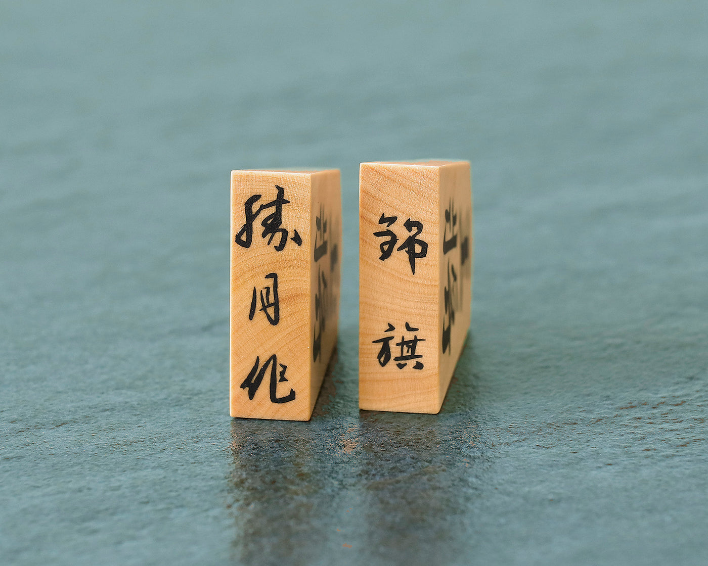 駒師 勝月（しょうげつ）作 御蔵島本黄楊 杢入り 錦旗 彫埋将棋駒 SKM 