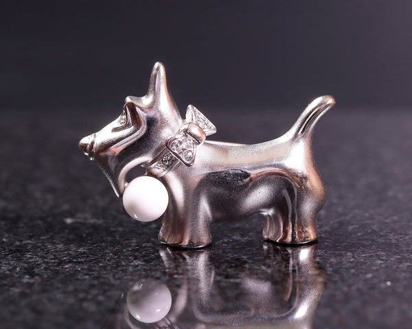 "A Dog" motif brooch