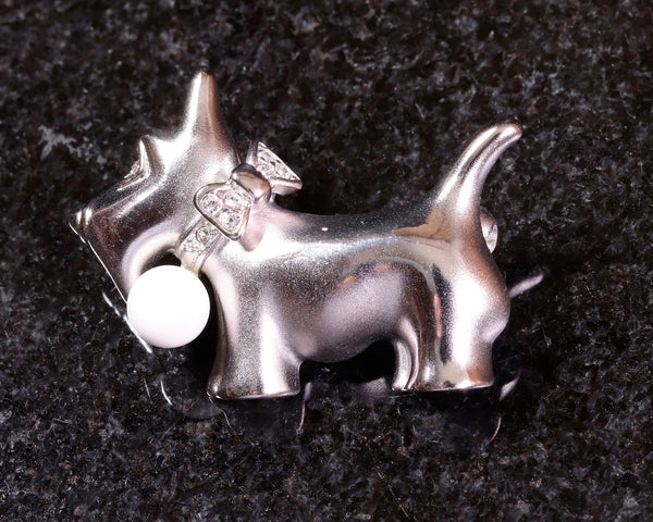 "A Dog" motif brooch