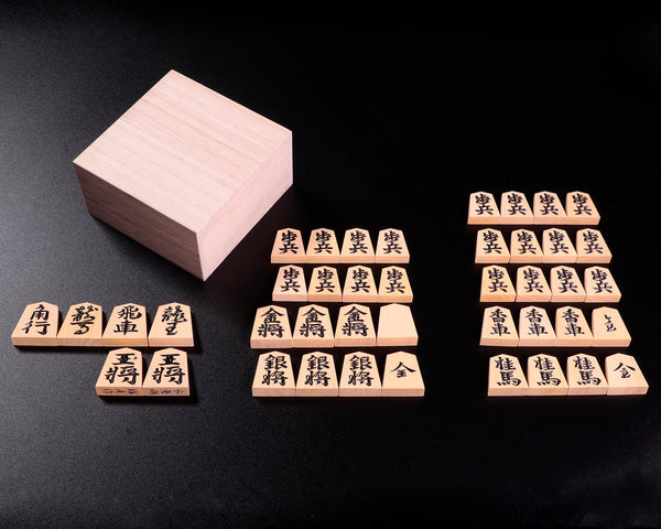 Shogi Pieces, Satsuma-Hontsuge(boxwood), Masame, Chinju (椿寿作) made, Super-high curved, 水無瀬 "Minase" calligraphy style