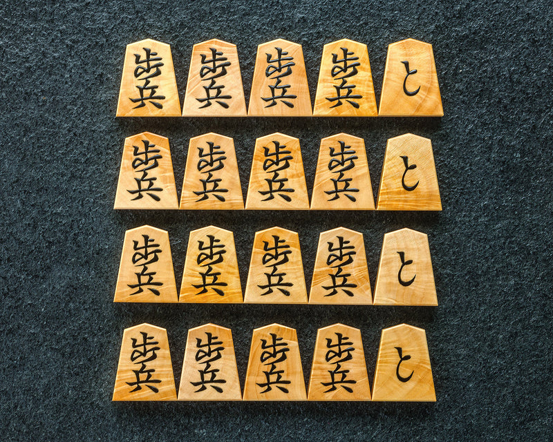 Shogi pieces craftsman "Fugetsu" made Luxury Shogi pieces Satsuma-hon-tsuge (Satsuma boxwood) Himawari-moku (Sunflower pattern wood grain) Minase-sho (Minase script) mori-age (embossed)
