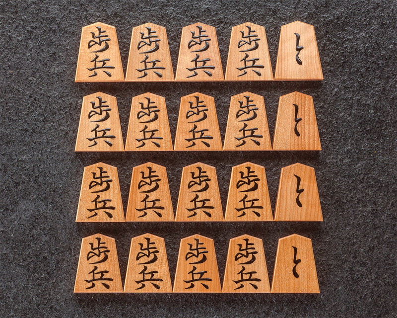 Shogi pieces craftsman "Tomiishi(富石)" made Satsuma-hon-tsuge (Satsuma boxwood) Aka-masa (strong reddish color and straight wood grain) Kinki-syo (Kinki script) mori-age (embossed) Shogi pieces