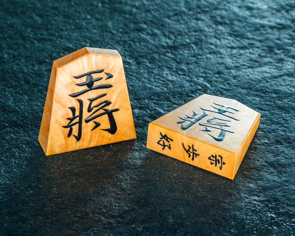 Shogi pieces craftsman "Tomiishi(富石)" made Satsuma-hon-tsuge (Satsuma boxwood) Kujaku-moku (Peacock pattern wood grain) Souho-konomi/Souho-gonomi (the script favored by Souho) mori-age (embossed) Shogi pieces