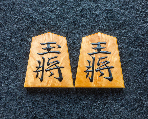 Shogi pieces craftsman "Tomiishi(富石)" made Satsuma-hon-tsuge (Satsuma boxwood) Kujaku-moku (Peacock pattern wood grain) Souho-konomi/Souho-gonomi (the script favored by Souho) mori-age (embossed) Shogi pieces