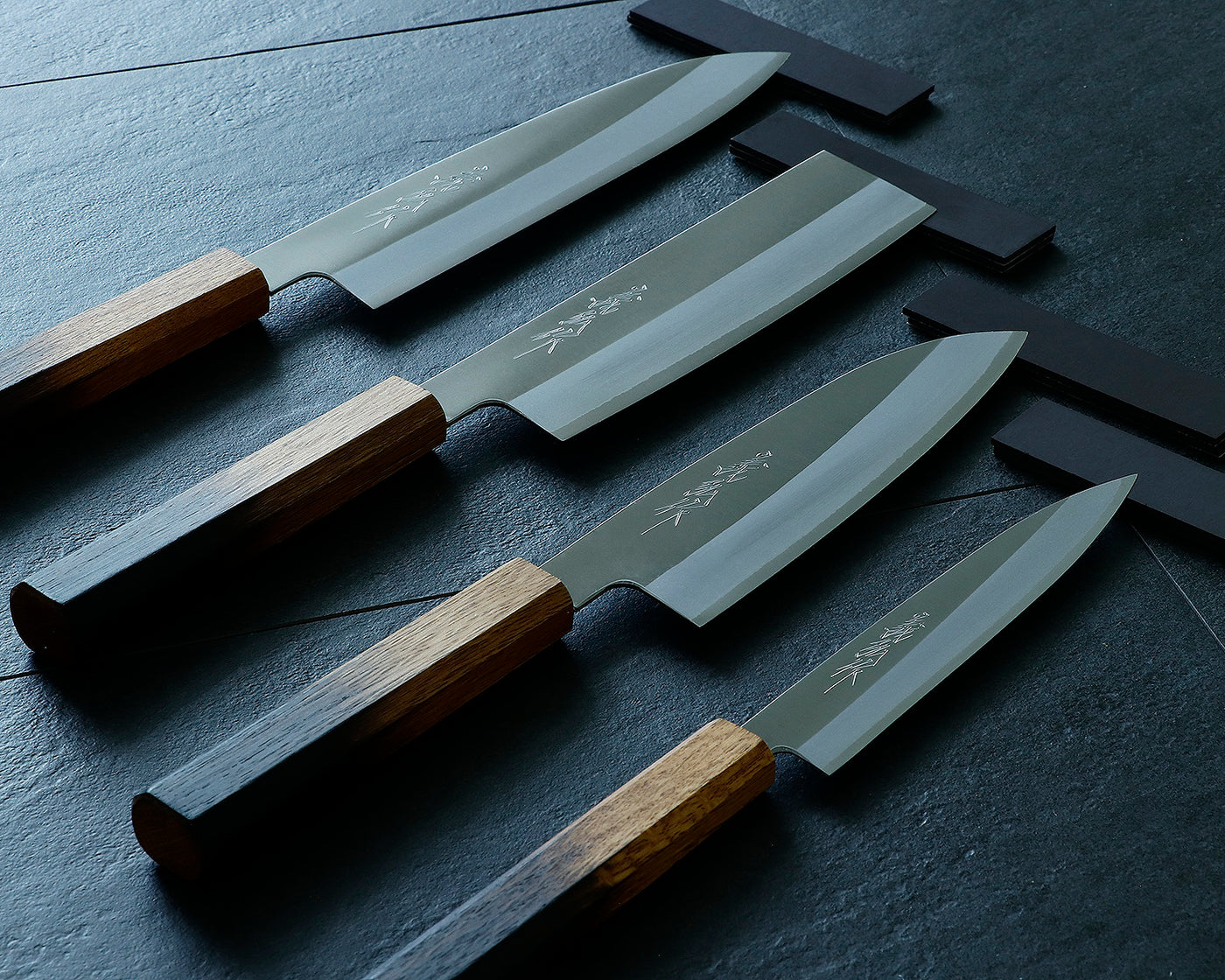 山脇刃物製作所 堺包丁「郷右馬允義弘」HAP40 割込 樫八角焼漆柄 三徳