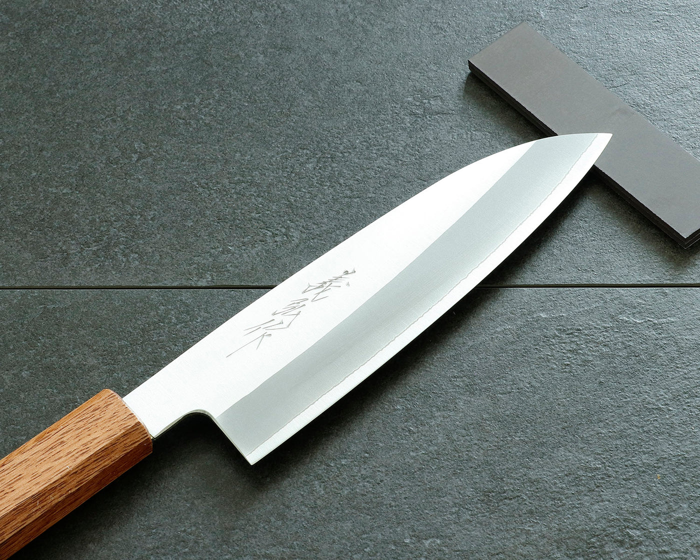 山脇刃物製作所 堺包丁「郷右馬允義弘」HAP40 割込 樫八角焼漆柄 三徳