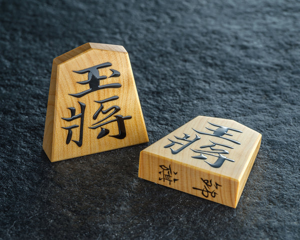 Shogi pieces craftsman "Kakuhou(隺峯)" made Mikurajima-hon-tsuge (Mikura Island grown boxwood) Tora-fu (tiger spots wood grain) Kinki-syo (Kinki script) mori-age (embossed) Shogi pieces