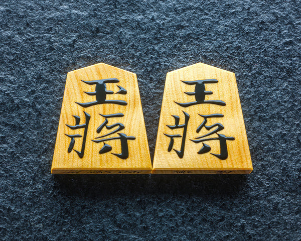 Shogi pieces craftsman "Kakuhou(隺峯)" made Mikurajima-hon-tsuge (Mikura Island grown boxwood) Tora-fu (tiger spots wood grain) Kinki-syo (Kinki script) mori-age (embossed) Shogi pieces