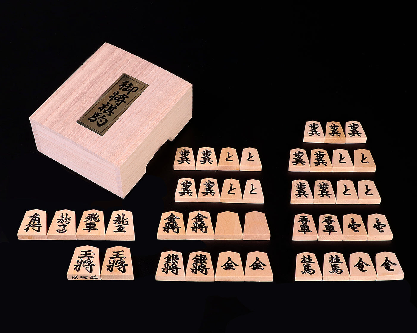 シャム黄楊上彫駒+新榧卓上将棋盤＋駒台 将棋3点セット 412-SS-01