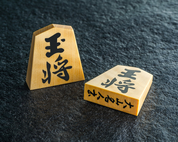 Shogi pieces craftsman "Sho-getsu 勝月" made Mikurajima-hon-tsuge (Mikura Island grown boxwood) Moku, Shogi master Mr.Ooyama-syo (Ooyama-meijin script) Engraved and Filled-in Shogi pieces