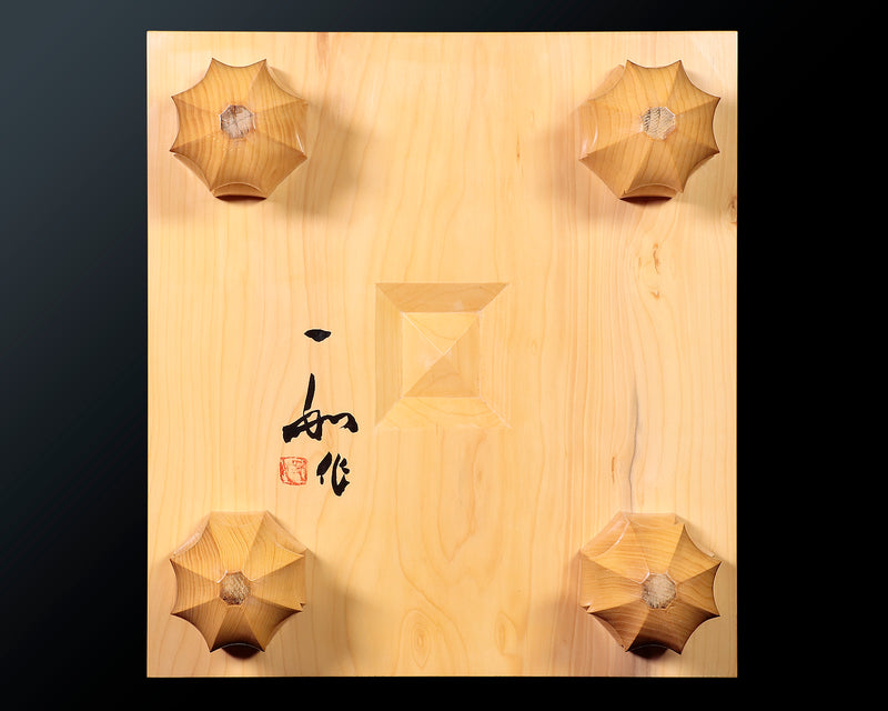 Board craftsman Mr. Torayoshi YOSHIDA made Japan grown kaya Shogi
