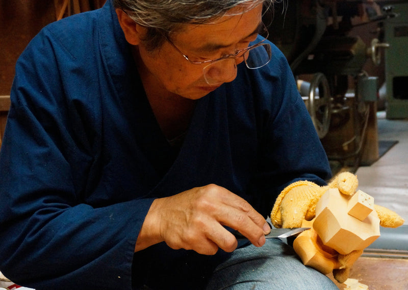 Go board craftsman Mr. Keiji MIWA made China grown kaya Go Board with Legs Masame 6.1-Sun (about 188 mm thick) No.73002F